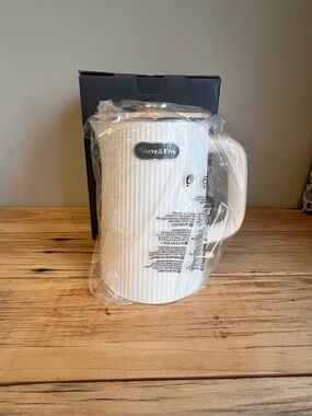 Nueve&Five White Electric Kettle